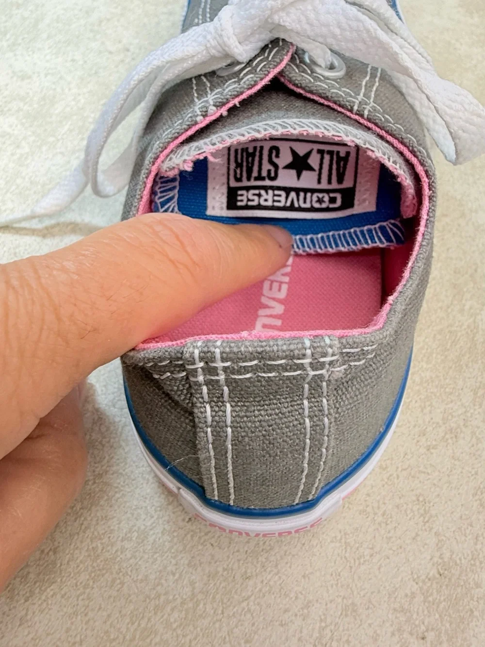 Converse Kids Size 2 Charcoal Canvas Low-Top Sneakers with Pink Lining EUC LN